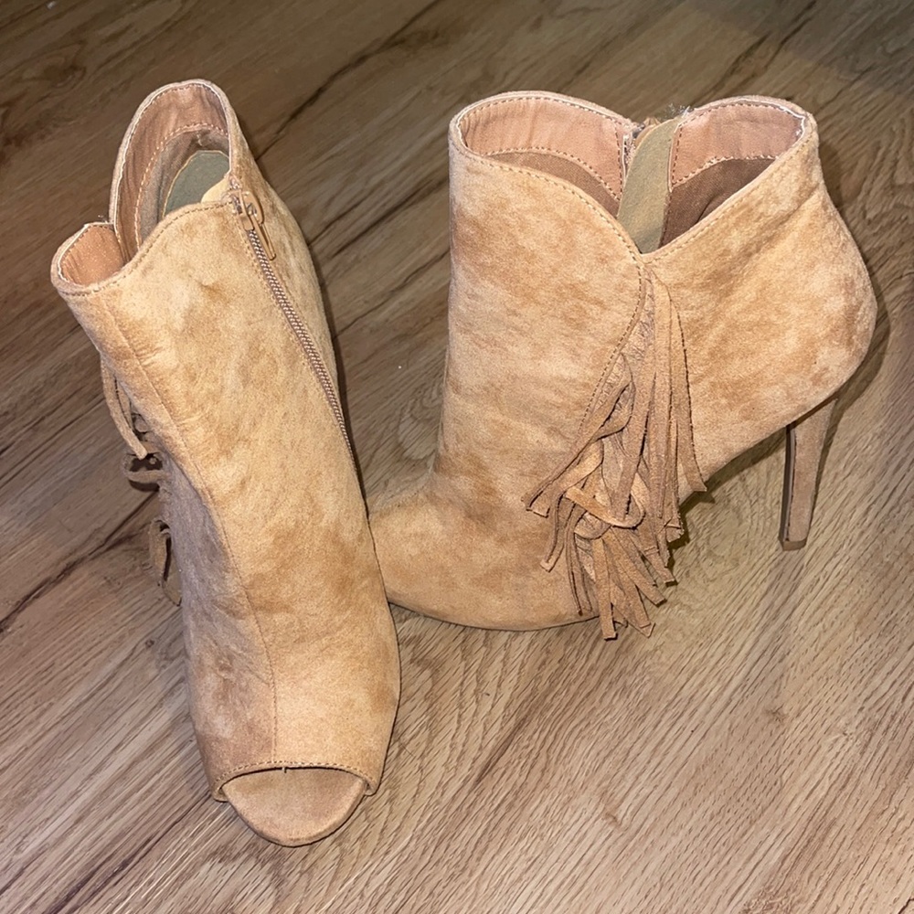 Open toed heel boot, great for casual outfits